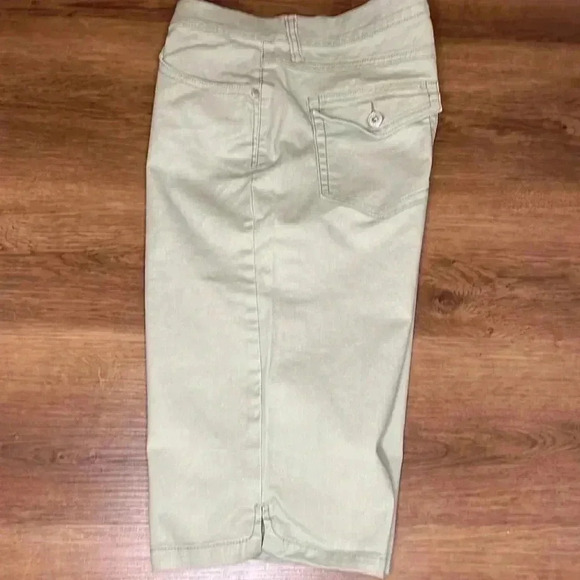 Cute Gloria Vanderbilt Missy Size 8 Bermuda Shorts - Picture 2 of 8